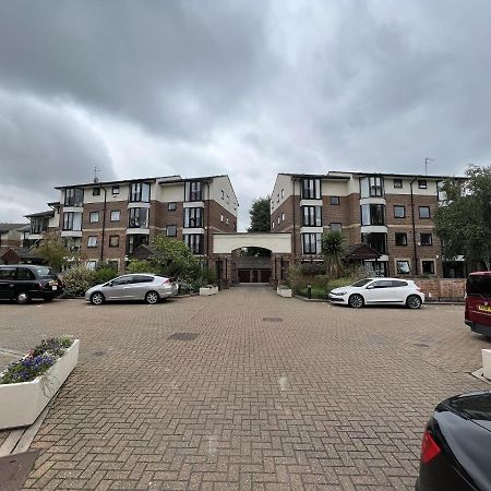 Canary Wharf Haven - Spacious & Homely Entire 1 Bedroom Flat Лондон Экстерьер фото