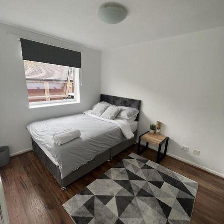 Canary Wharf Haven - Spacious & Homely Entire 1 Bedroom Flat Лондон Экстерьер фото