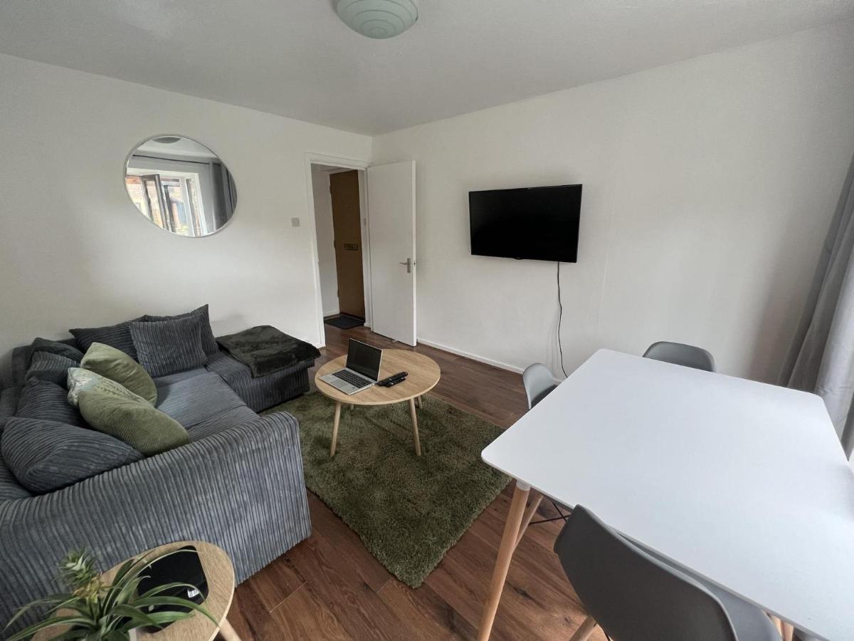 Canary Wharf Haven - Spacious & Homely Entire 1 Bedroom Flat Лондон Экстерьер фото