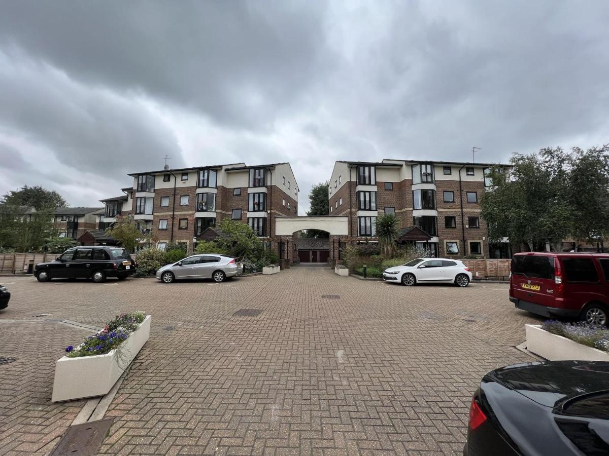 Canary Wharf Haven - Spacious & Homely Entire 1 Bedroom Flat Лондон Экстерьер фото
