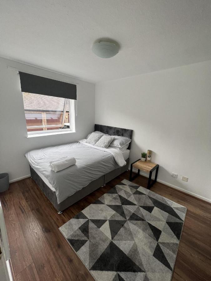 Canary Wharf Haven - Spacious & Homely Entire 1 Bedroom Flat Лондон Экстерьер фото