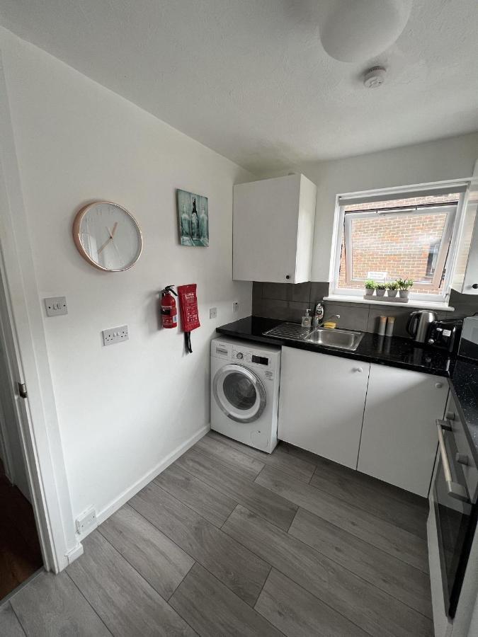 Canary Wharf Haven - Spacious & Homely Entire 1 Bedroom Flat Лондон Экстерьер фото
