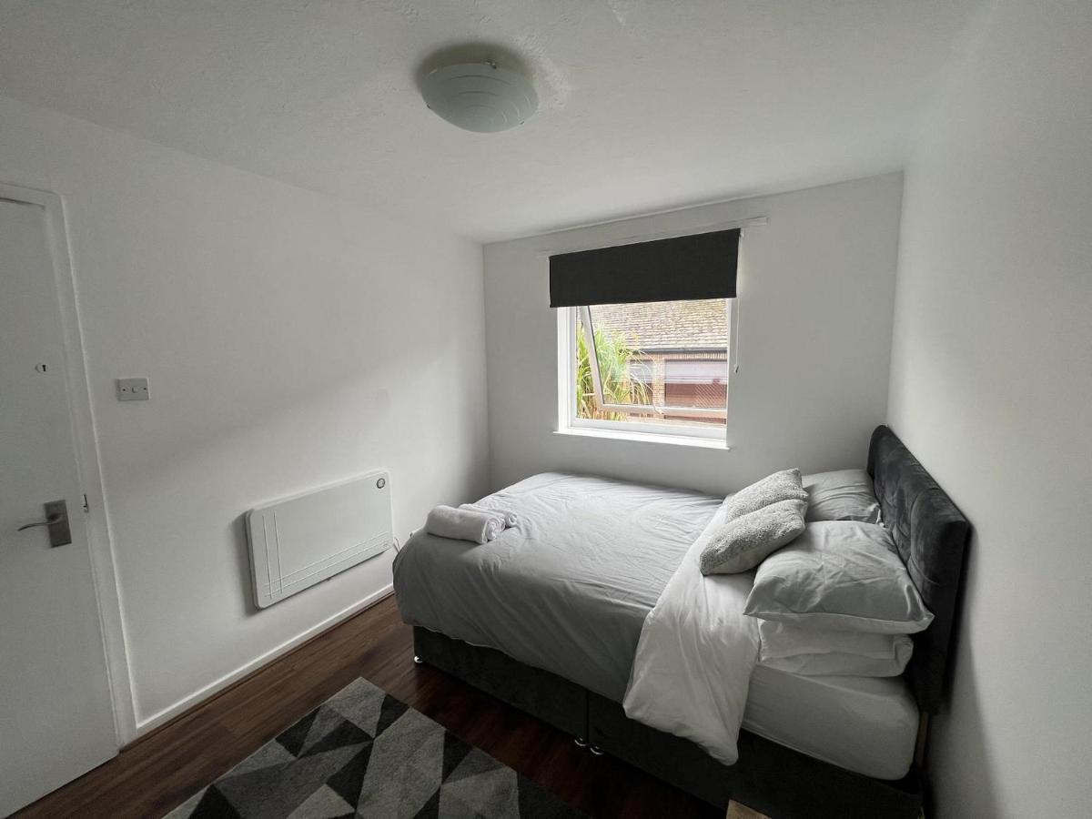 Canary Wharf Haven - Spacious & Homely Entire 1 Bedroom Flat Лондон Экстерьер фото