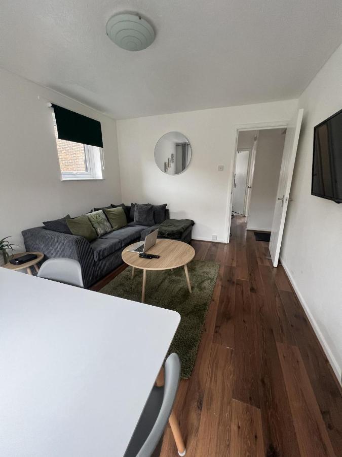 Canary Wharf Haven - Spacious & Homely Entire 1 Bedroom Flat Лондон Экстерьер фото