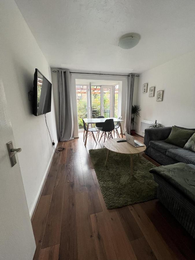 Canary Wharf Haven - Spacious & Homely Entire 1 Bedroom Flat Лондон Экстерьер фото